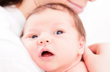 Miért újszülött csuklás okoz támogatás és a gyermekgondozási gyerekeknek (túlevés) Miért újszülött csuklás okoz segítségnyújtás és gyermekgondozás a gyermekek számára
