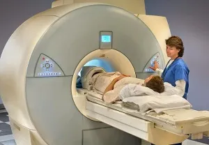 Előkészítése egy MRI eljárás, a bonyolult a hasüreg Előkészítése egy MRI eljárás, a bonyolult a hasüreg