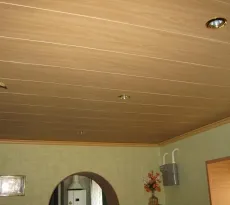 A mennyezet egy műanyag panel összeszerelő és kidolgozás
