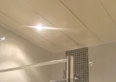 A mennyezet egy műanyag panel összeszerelő és kidolgozás