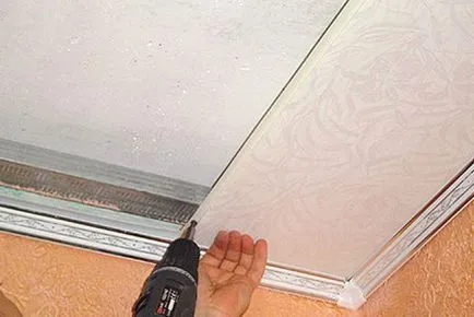 A mennyezet műanyagból, mint egy kiválasztott panel, és állítsa őket rendesen (panel) A mennyezet műanyagból, mint egy kiválasztott panel és állítsa őket rendesen