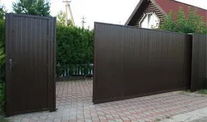 Swing kapu egy átjáróval hullámos elemek és kovácsoló saját kezét