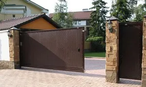 Swing kapu egy átjáróval hullámos elemek és kovácsoló saját kezét