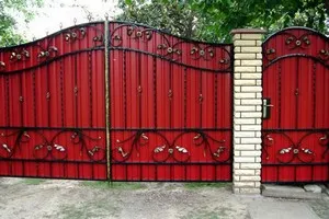 Swing kapu egy átjáróval hullámos elemek és kovácsoló saját kezét