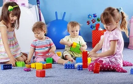 A fejlesztés a gyermek a 2 éves, játékok, órák, fejlesztés naptár