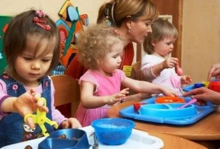 A fejlesztés a gyermek a 2 éves, játékok, órák, fejlesztés naptár