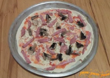 Recept pizza kolbász, sajt, gomba és paradicsom gombák (pizza) Recept pizza szalámi, sajt, gomba gomba és a paradicsom