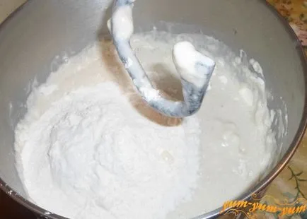 Recept pizza kolbász, sajt, gomba és paradicsom gombák (gombák) Recept pizza szalámi, sajt, gomba gomba és a paradicsom