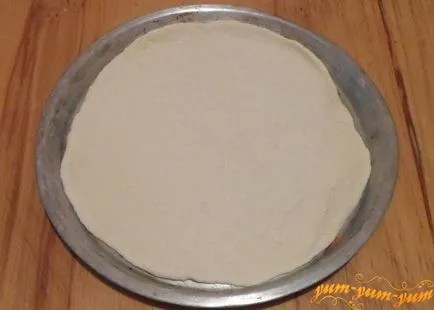 Recept pizza kolbász, sajt, gomba és paradicsom gombák (nyers) Recept pizza szalámi, sajt, gomba gomba és a paradicsom