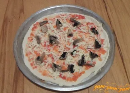 Recept pizza kolbász, sajt, gomba és paradicsom gombák (gombák) Recept pizza szalámi, sajt, gomba gomba és a paradicsom