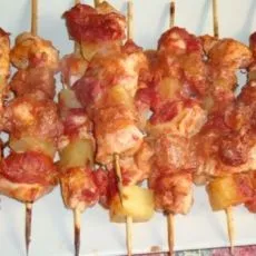 Saláta - ananász csirke - ízletes klasszikus (réteg) recept gombával és sajttal (recept) Saláta - ananász csirke - ízletes klasszikus (réteg) recept gombával és sajttal