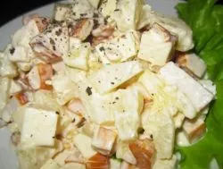 Saláta - ananász csirke - ízletes klasszikus (réteg) recept gombával és sajttal (réteg) Saláta - ananász csirke - ízletes klasszikus (réteg) recept gombával és sajttal