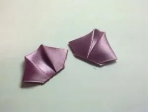 Rózsa szatén szalagokkal technológiai kanzasi (fotó és videó)
