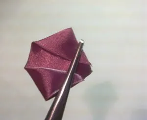 Rózsa szatén szalagokkal technológiai kanzasi (fotó és videó)