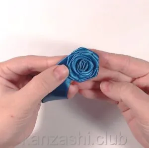 Rose szatén szalagok kezük