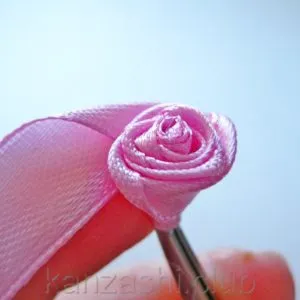 Rose szatén szalagok kezük