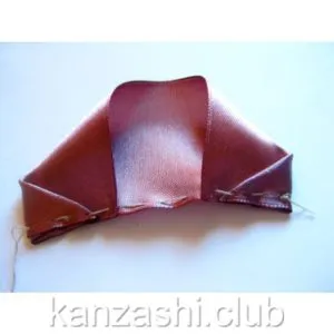 Rose szatén szalagok kezük