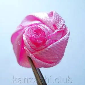 Rose szatén szalagok kezük