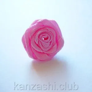 Rose szatén szalagok kezük