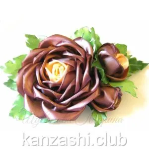 Rose szatén szalagok kezük