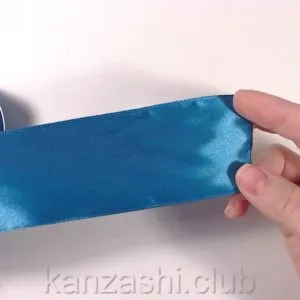 Rose szatén szalagok kezük