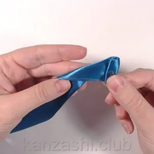 Rose szatén szalagok kezük