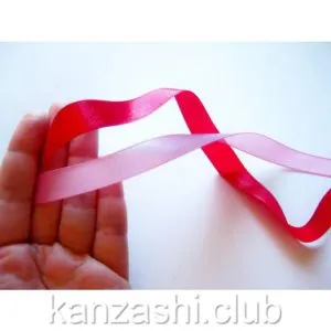 Rose szatén szalagok kezük