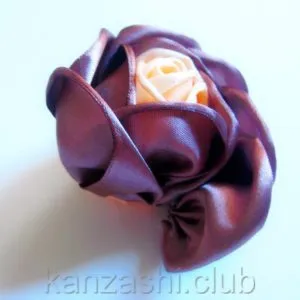 Rose szatén szalagok kezük