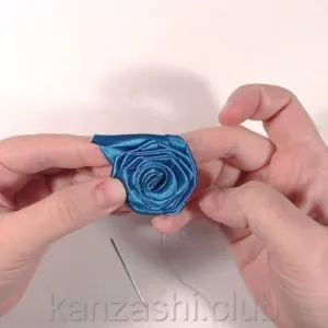 Rose szatén szalagok kezük