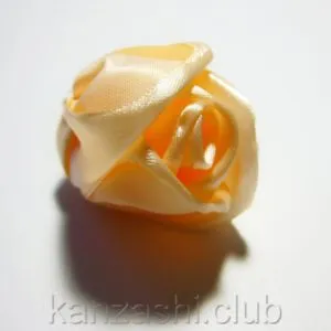 Rose szatén szalagok kezük