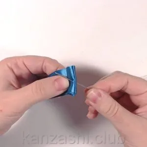 Rose szatén szalagok kezük