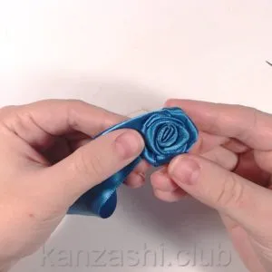 Rose szatén szalagok kezük