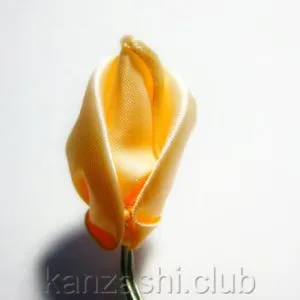Rose szatén szalagok kezük