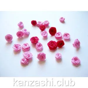 Rose szatén szalagok kezük