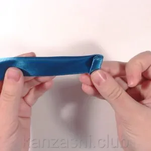 Rose szatén szalagok kezük