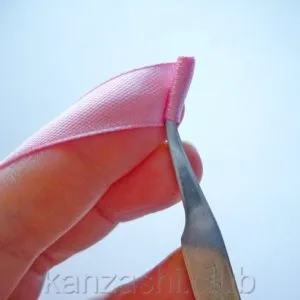 Rose szatén szalagok kezük