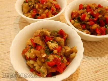 Saláta sült padlizsán, paprika és paradicsom (saláta) Saláta sült padlizsán, paprika és paradicsom
