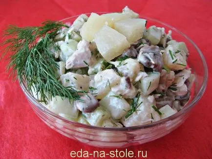 Saláta csirke, ananász, gomba, étel az asztalra (ananász) Saláta csirke, ananász, gomba, étel az asztalra