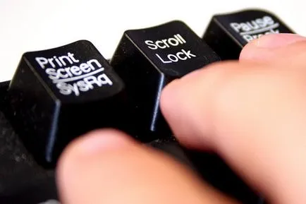 Scroll lock, hogy a billentyűzeten