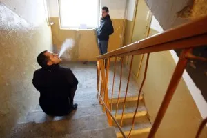 A bírság a dohányzás a lépcsőházban egy apartmanházban, 2017 (finom) A bírság a dohányzás a lépcsőházban egy apartmanházban 2017