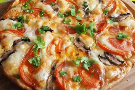 Sajtos pizza gombával és paradicsom (pizza) Sajtos pizza gombával és paradicsommal