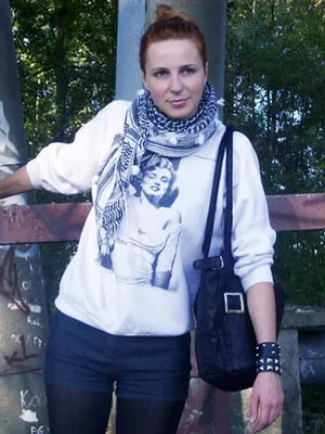 Módszerek árukapcsolás sál a nyak körül Photo & Video kanyargós módon parittyával és rajta sál (fotó) Módszerek árukapcsolás sál a nyak körül Photo & Video kanyargós módon parittyával és fárasztó sál