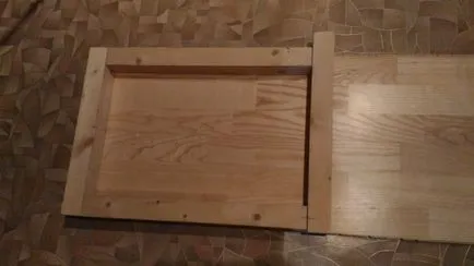 Sztélé, a műemlék betonból készült állvánnyal kezük