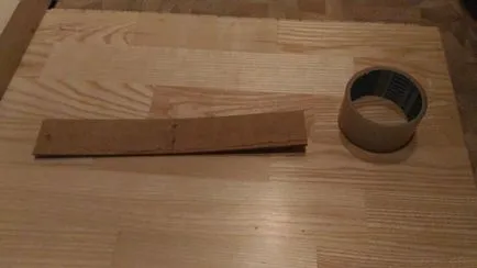 Sztélé, a műemlék betonból készült állvánnyal kezük
