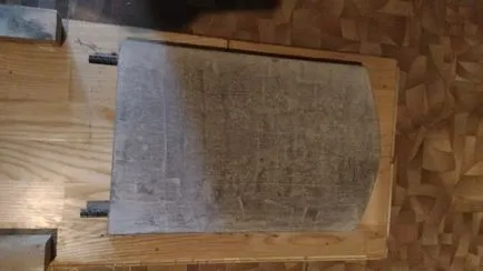 Sztélé, a műemlék betonból készült állvánnyal kezük