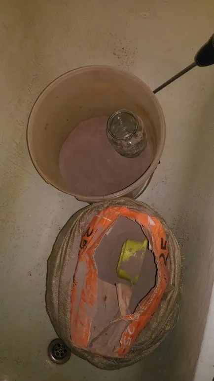 Sztélé, a műemlék betonból készült állvánnyal kezük