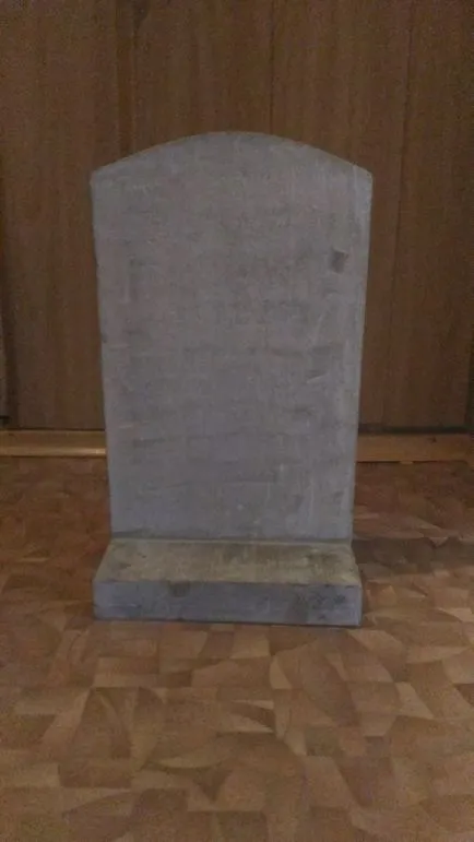 Sztélé, a műemlék betonból készült állvánnyal kezük