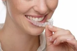 A nyolc legjobb módja, hogy fehéríti a fogakat otthon (fehérítő) A nyolc legjobb módja, hogy fehéríti a fogakat otthon