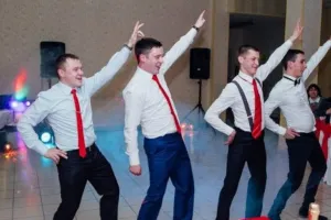 Dance vőfély az esküvőn mellények, mint szórakoztató