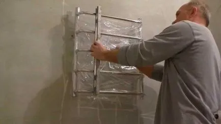 Telepítse a törölközőmelegítővel a fürdőszobában, hogyan kell helyesen telepíteni a saját kezét